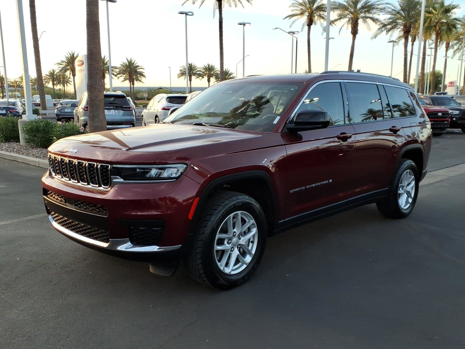 Used 2022 Jeep Grand Cherokee L Laredo w/ Luxury Tech Group I AWD/4WD image 8