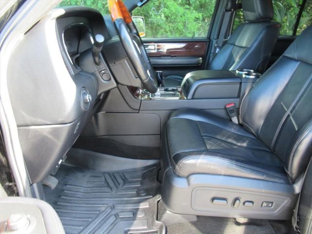 Used 2017 Lincoln Navigator Select image 18