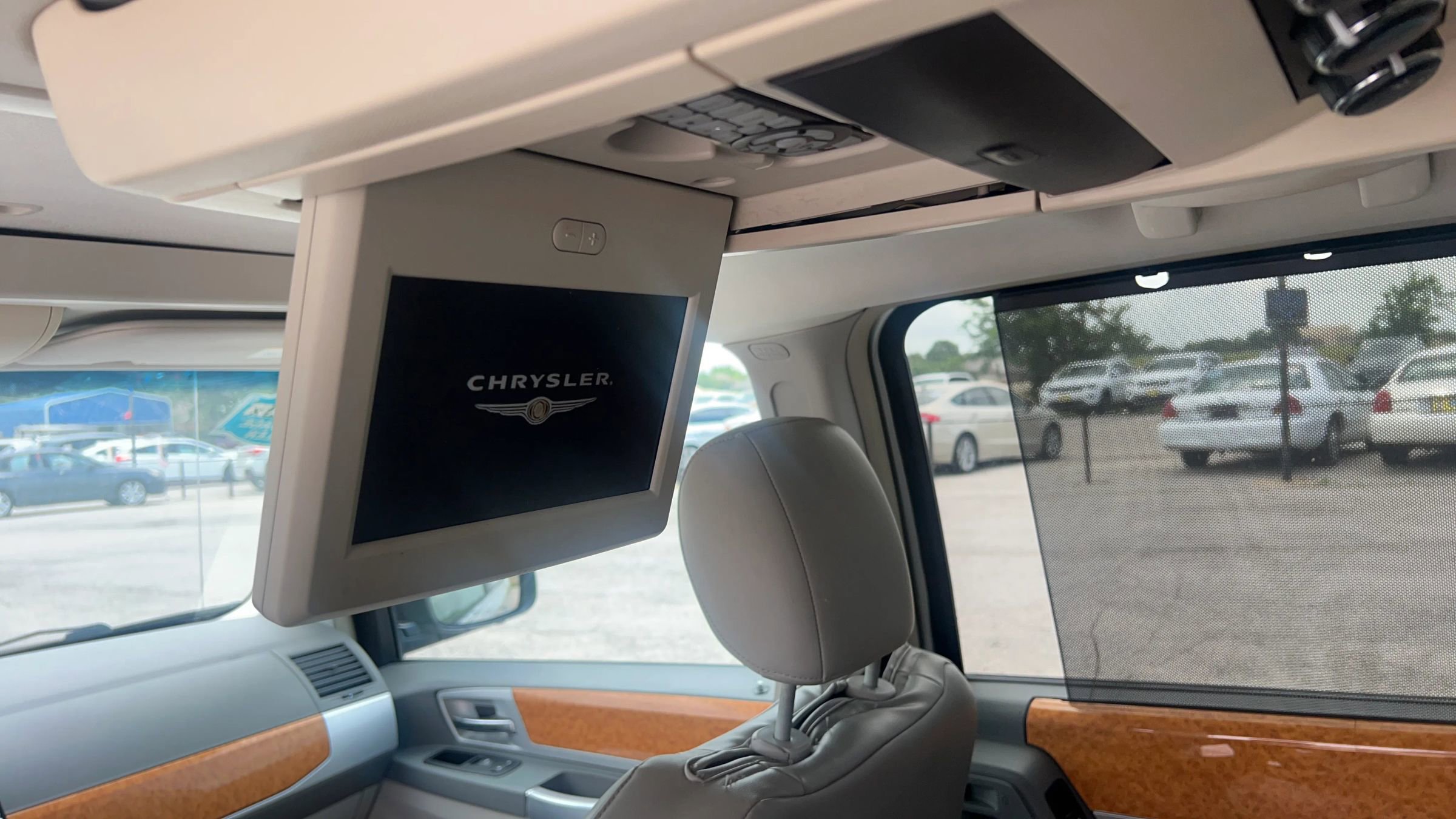 Used 2008 Chrysler Town & Country Limited w/ Entertainment Group #3 FWD image 19