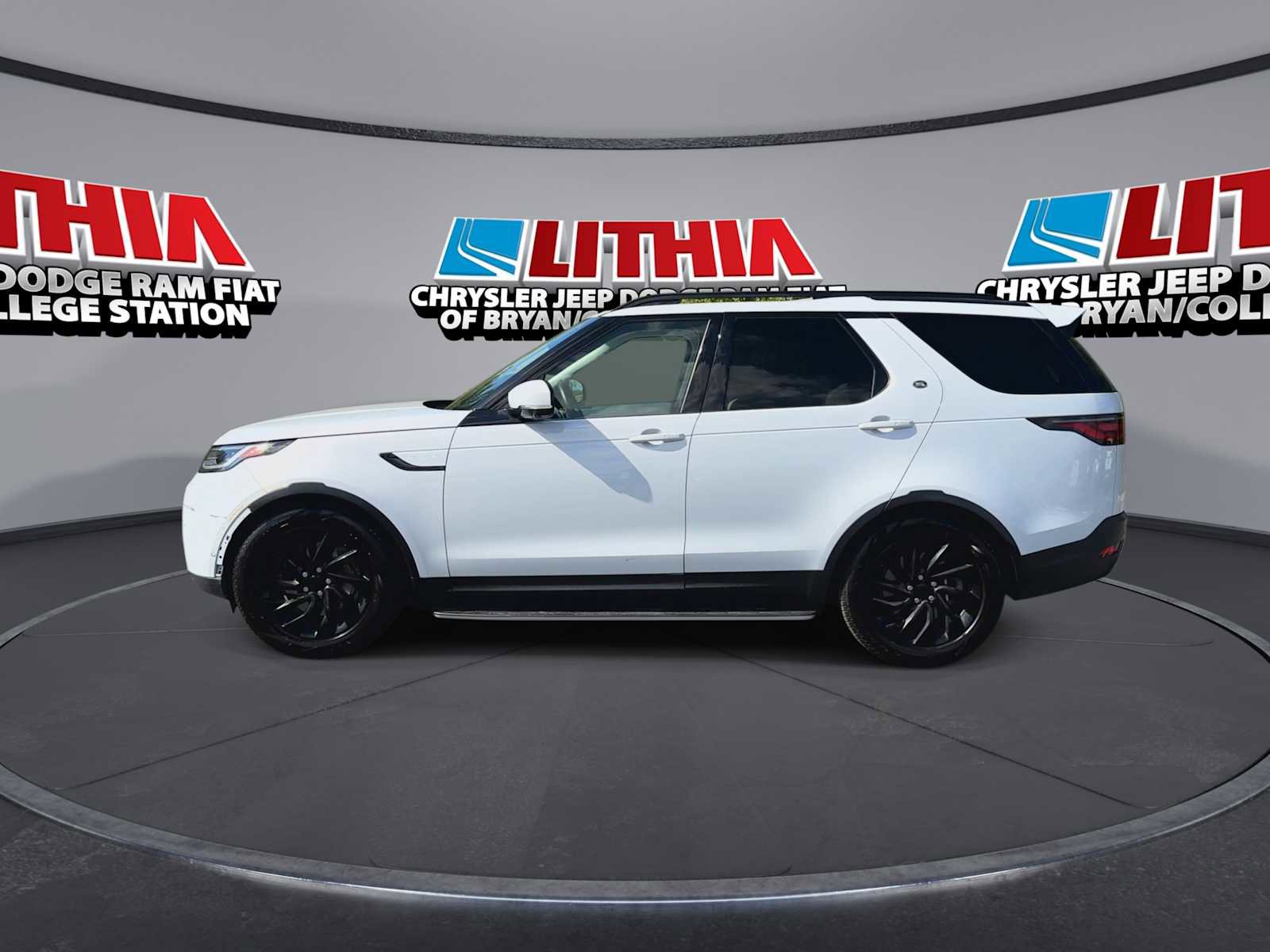 Used 2023 Land Rover Discovery S image 5