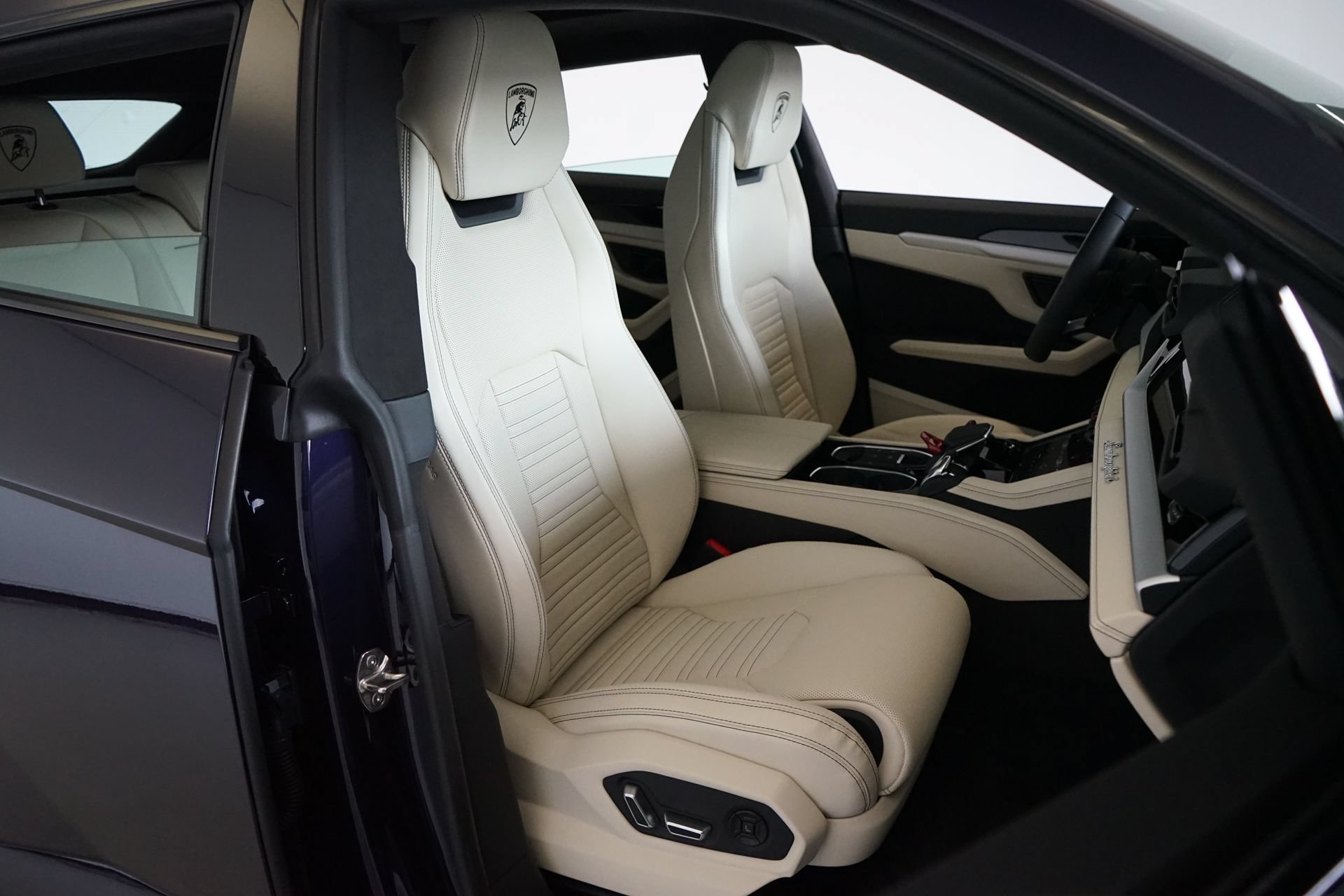 Used 2025 Lamborghini Urus SE AWD/4WD image 11