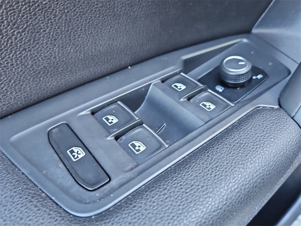 Used 2018 Volkswagen Tiguan SE w/ Panoramic Sunroof Package image 34