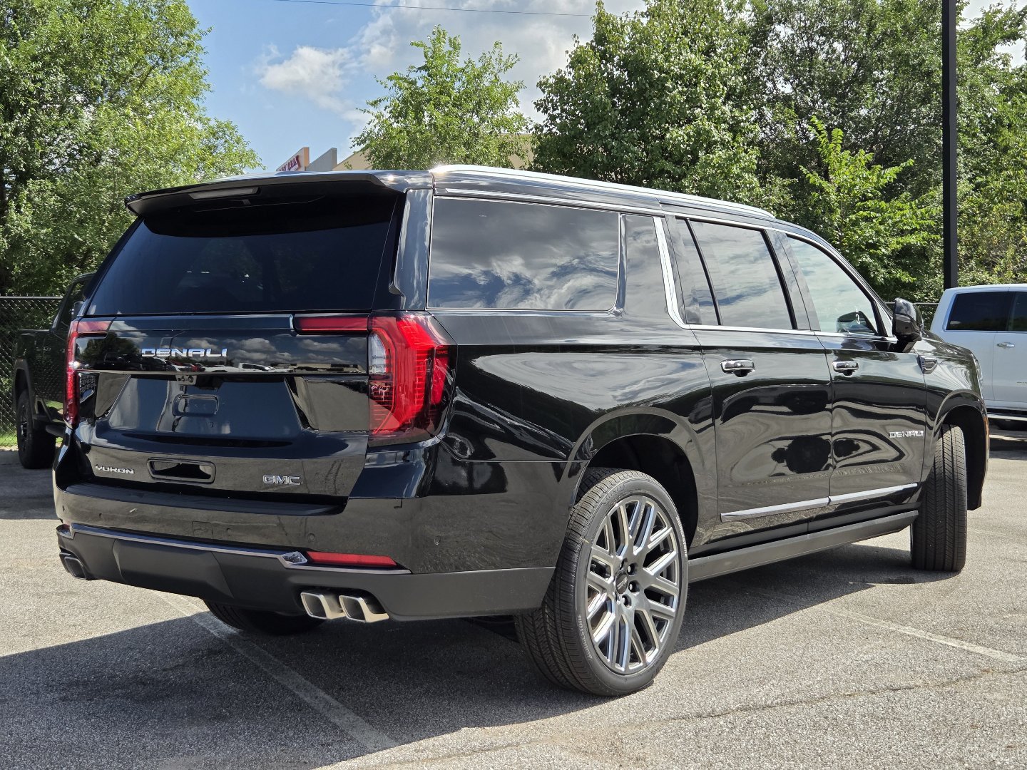 New 2026 GMC Yukon XL Denali Ultimate w/ LPO, Floor Liner Package AWD/4WD image 21