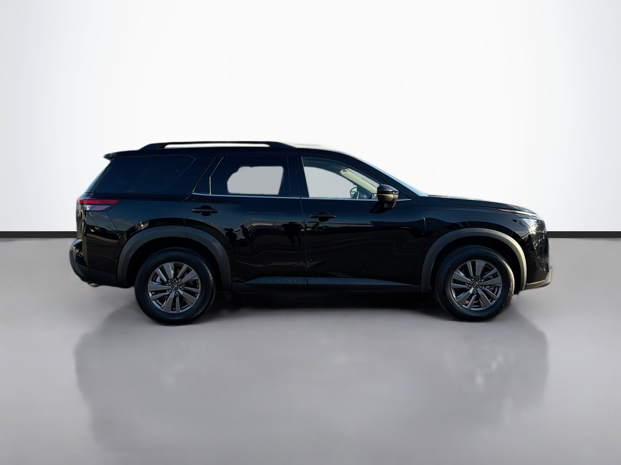 Used 2023 Nissan Pathfinder SV w/ SV Premium Package image 2
