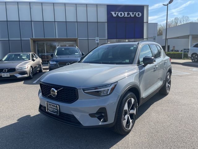 Certified 2025 Volvo XC40 B5 Plus AWD/4WD image 1