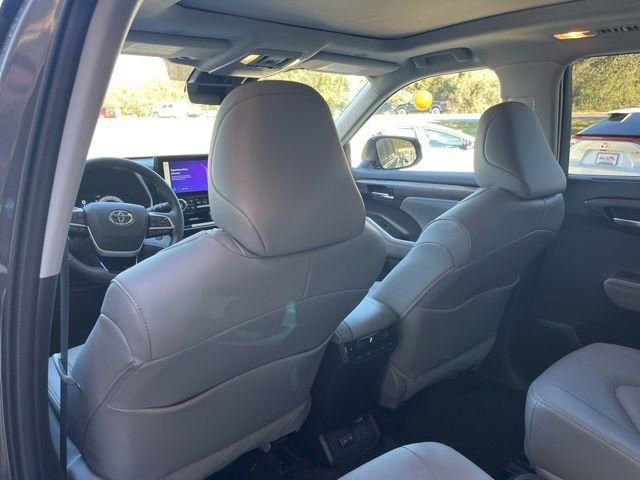 Used 2025 Toyota Highlander Platinum image 26