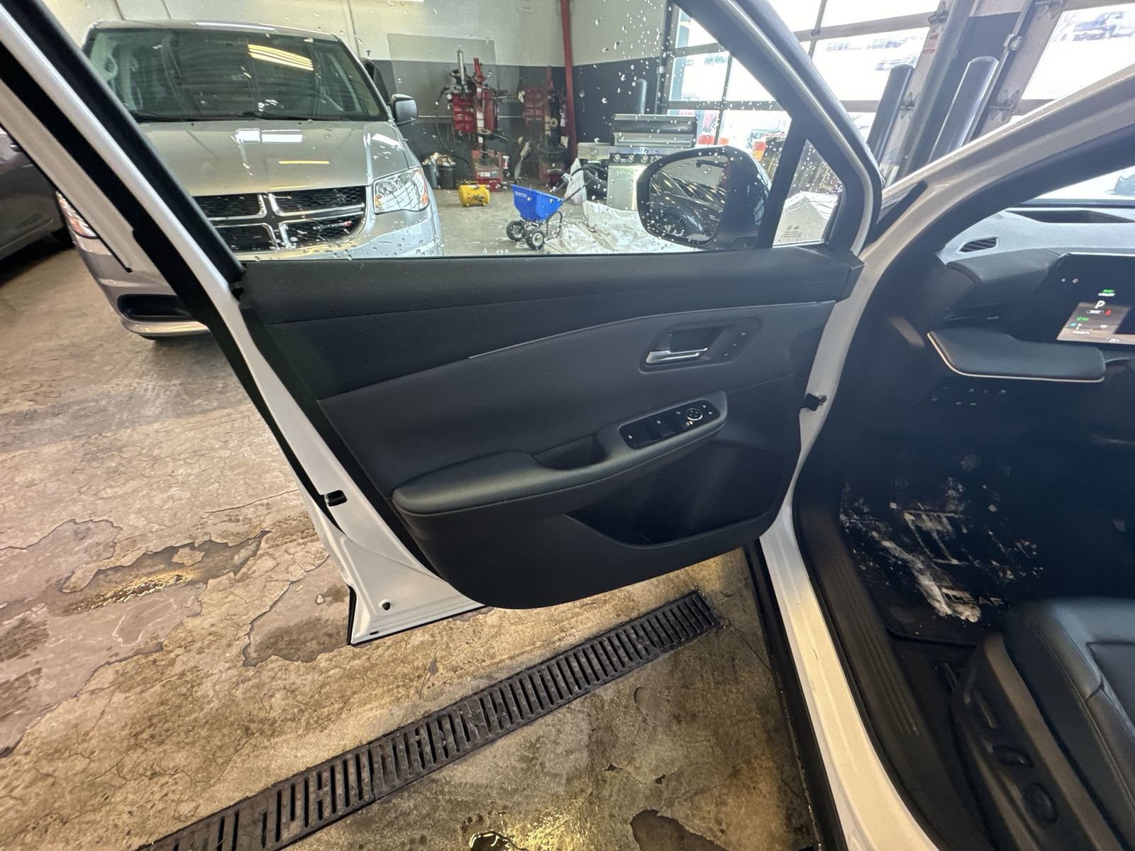 New 2026 Nissan Leaf Platinum+ w/ Cargo Package (Platinum+) FWD image 21