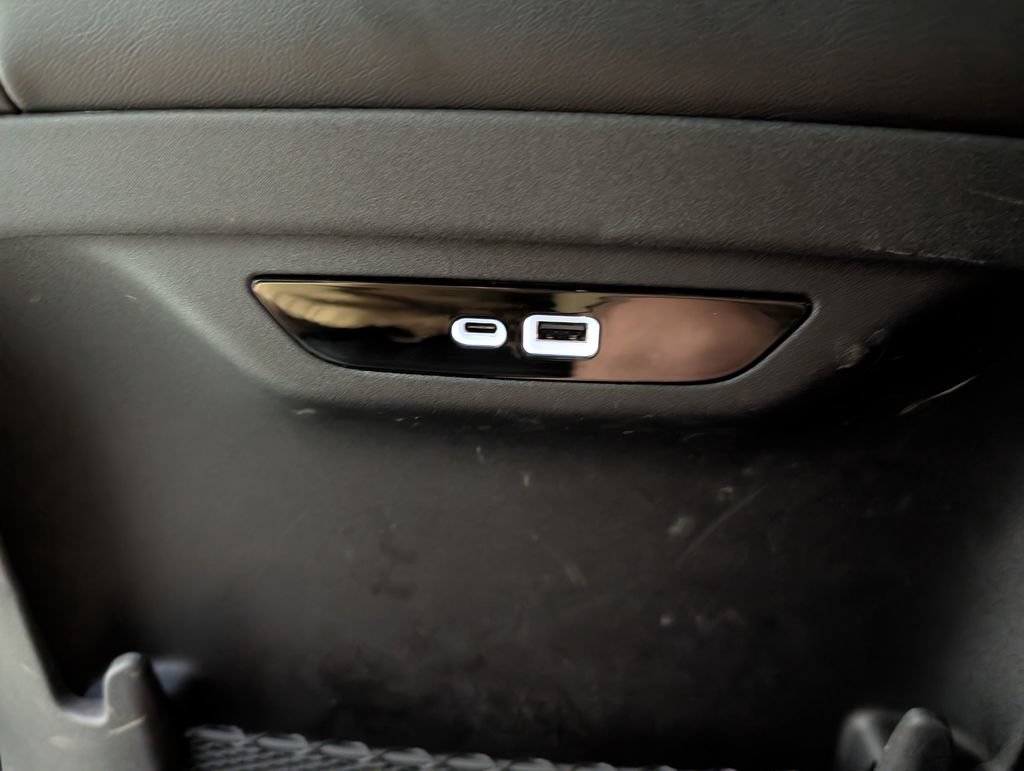 Used 2027 Chrysler Pacifica Limited FWD image 11