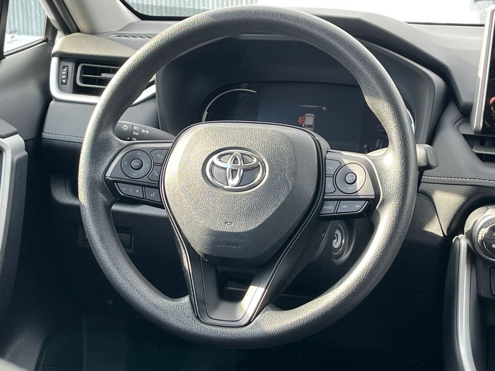 Used 2025 Toyota RAV4 LE image 27
