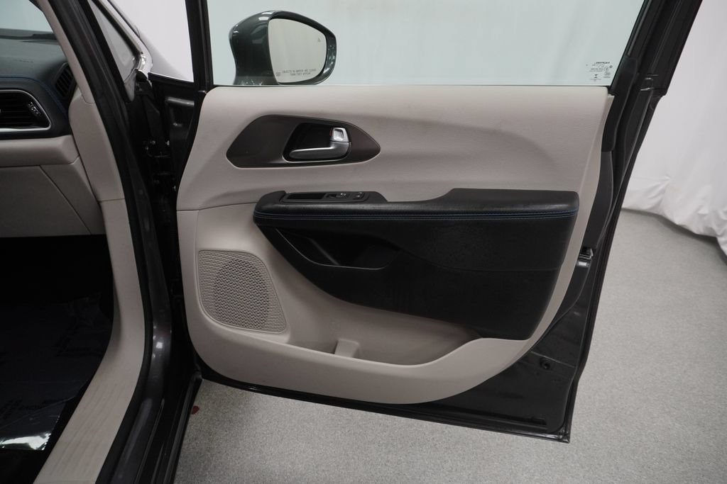 Certified 2021 Chrysler Pacifica Touring-L FWD image 43