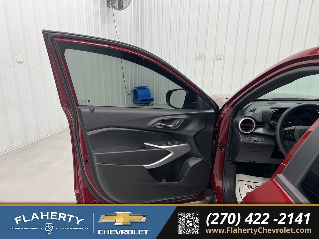 Used 2025 Chevrolet Trax RS w/ Driver Confidence Package image 8