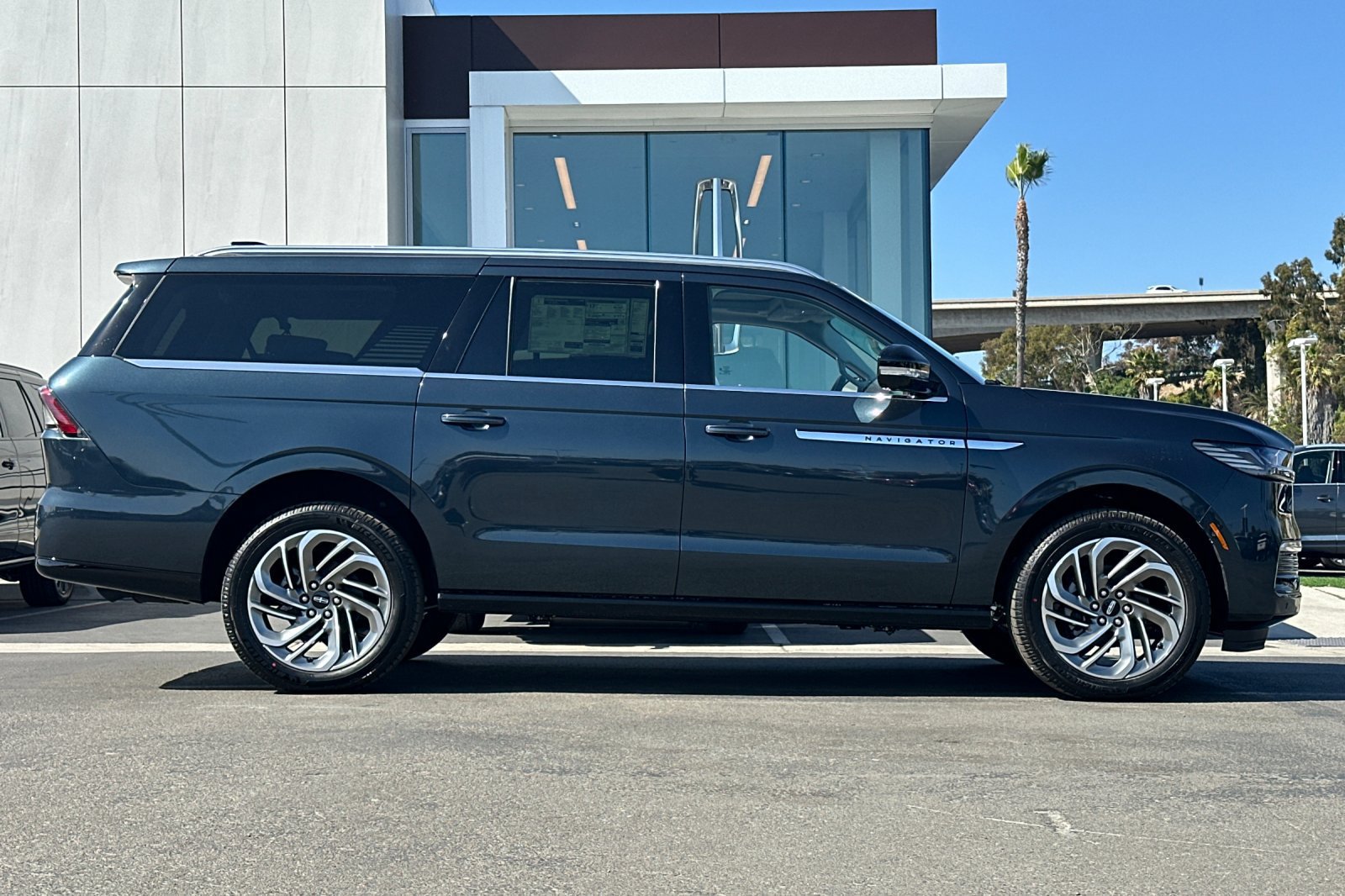 New 2026 Lincoln Navigator L Reserve AWD/4WD image 2