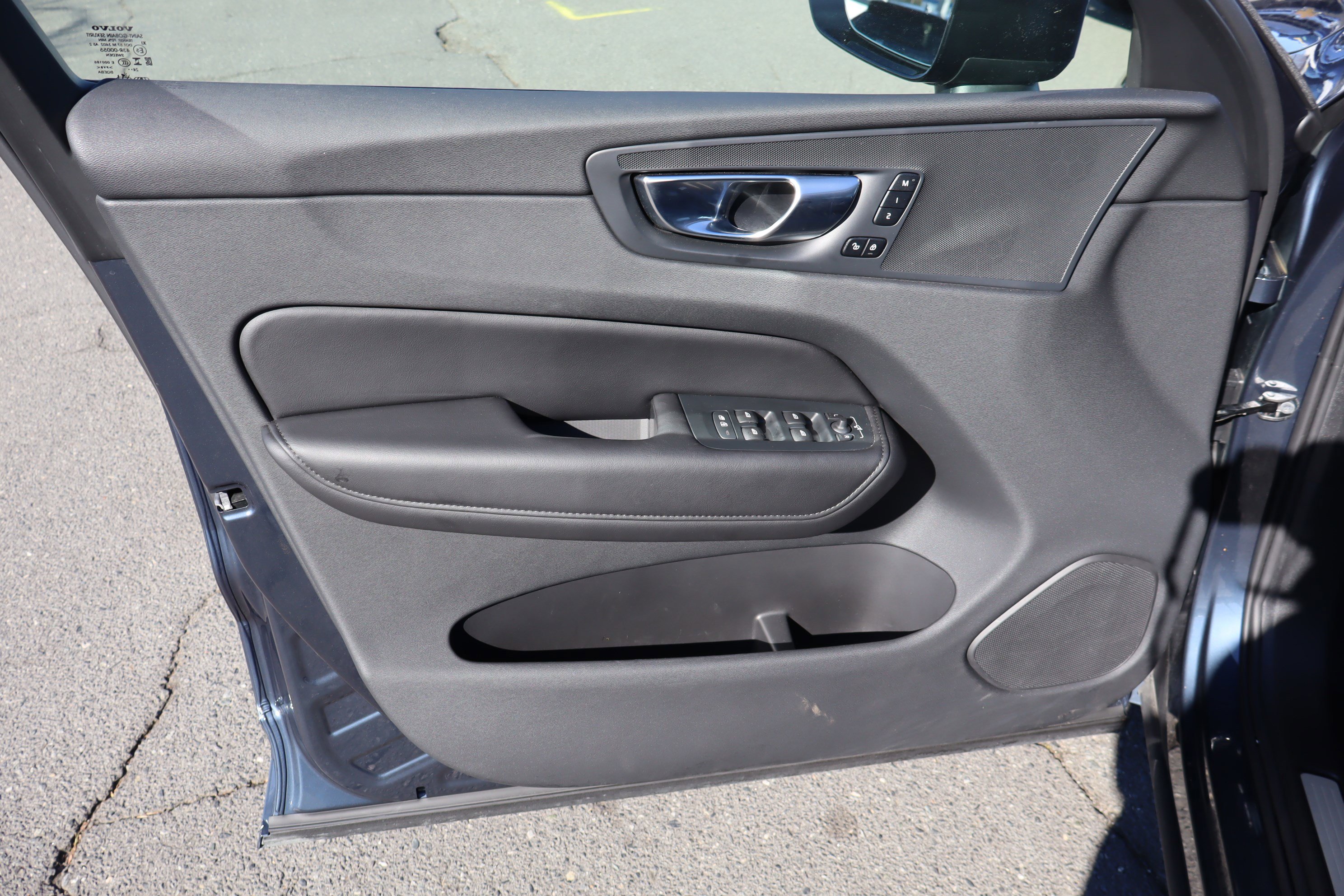 Used 2025 Volvo XC60 B5 Plus image 15