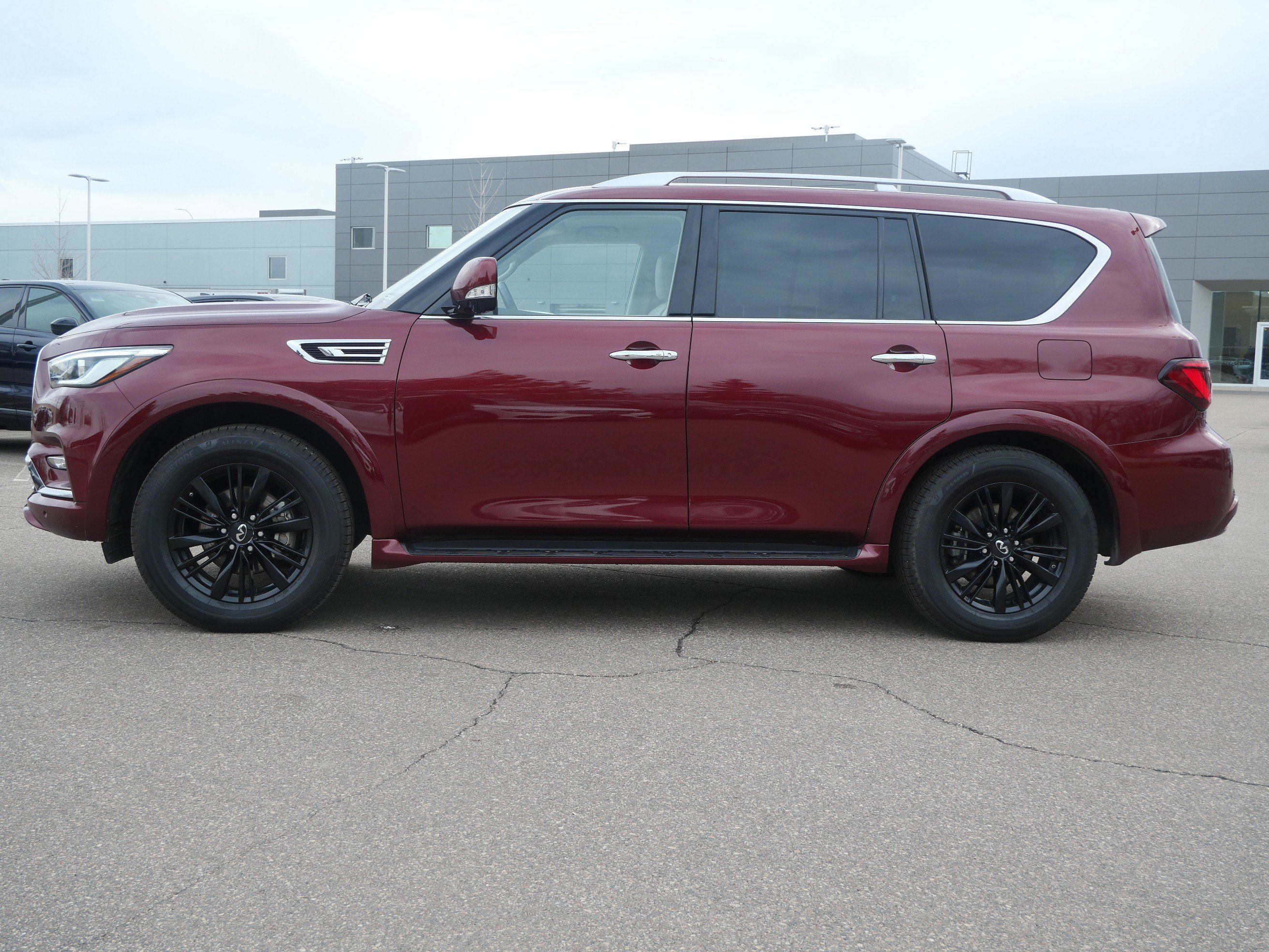 Used 2022 INFINITI QX80 Luxe w/ Cargo Package AWD/4WD image 2