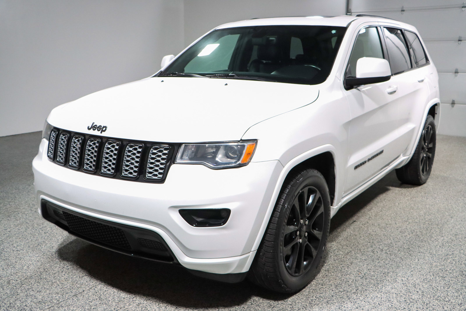 Used 2018 Jeep Grand Cherokee Altitude image 31