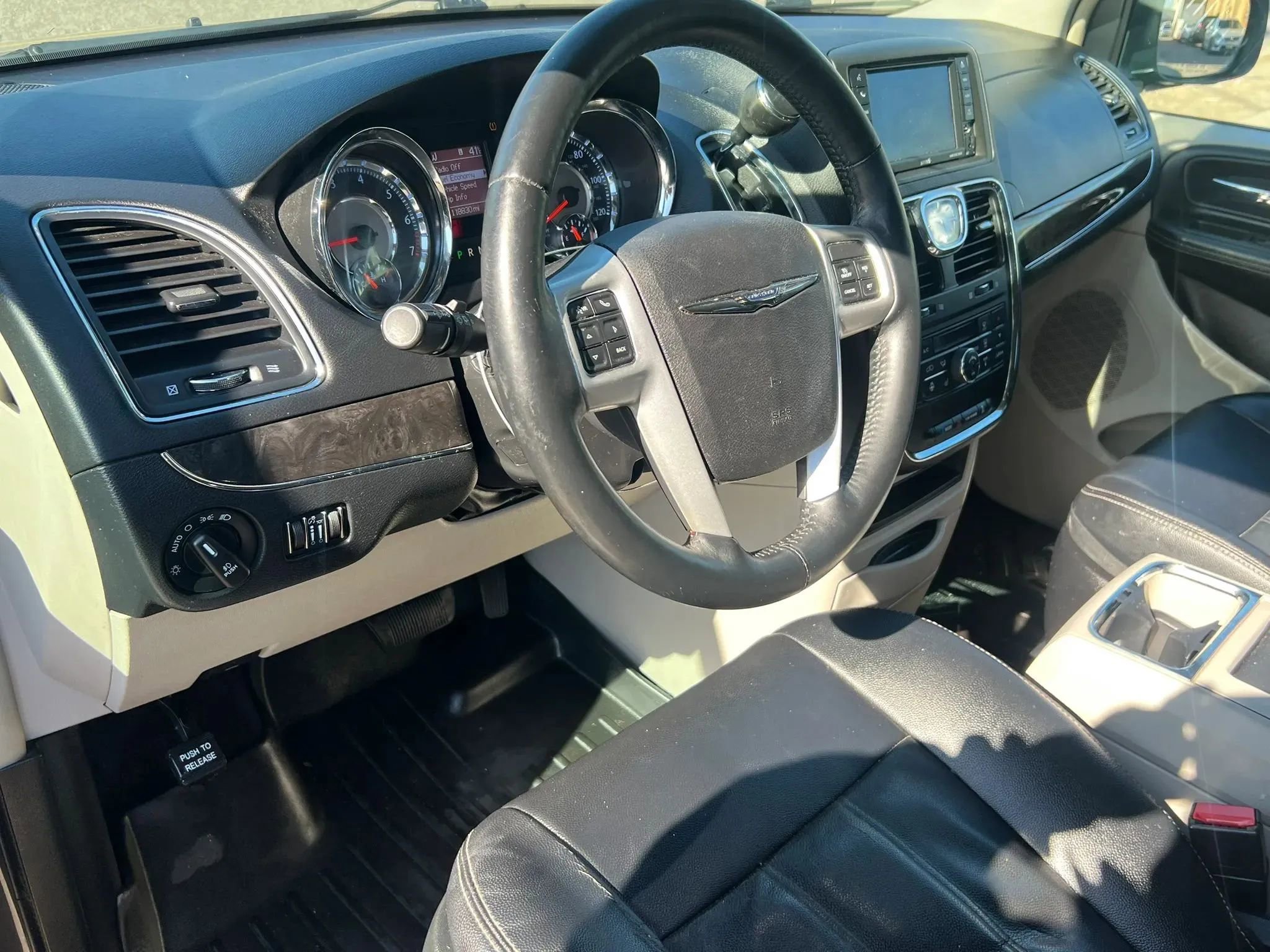 Used 2016 Chrysler Town & Country Touring w/ Driver Convenience Group image 16