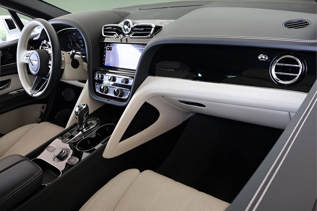 Used 2024 Bentley Bentayga AWD/4WD image 2