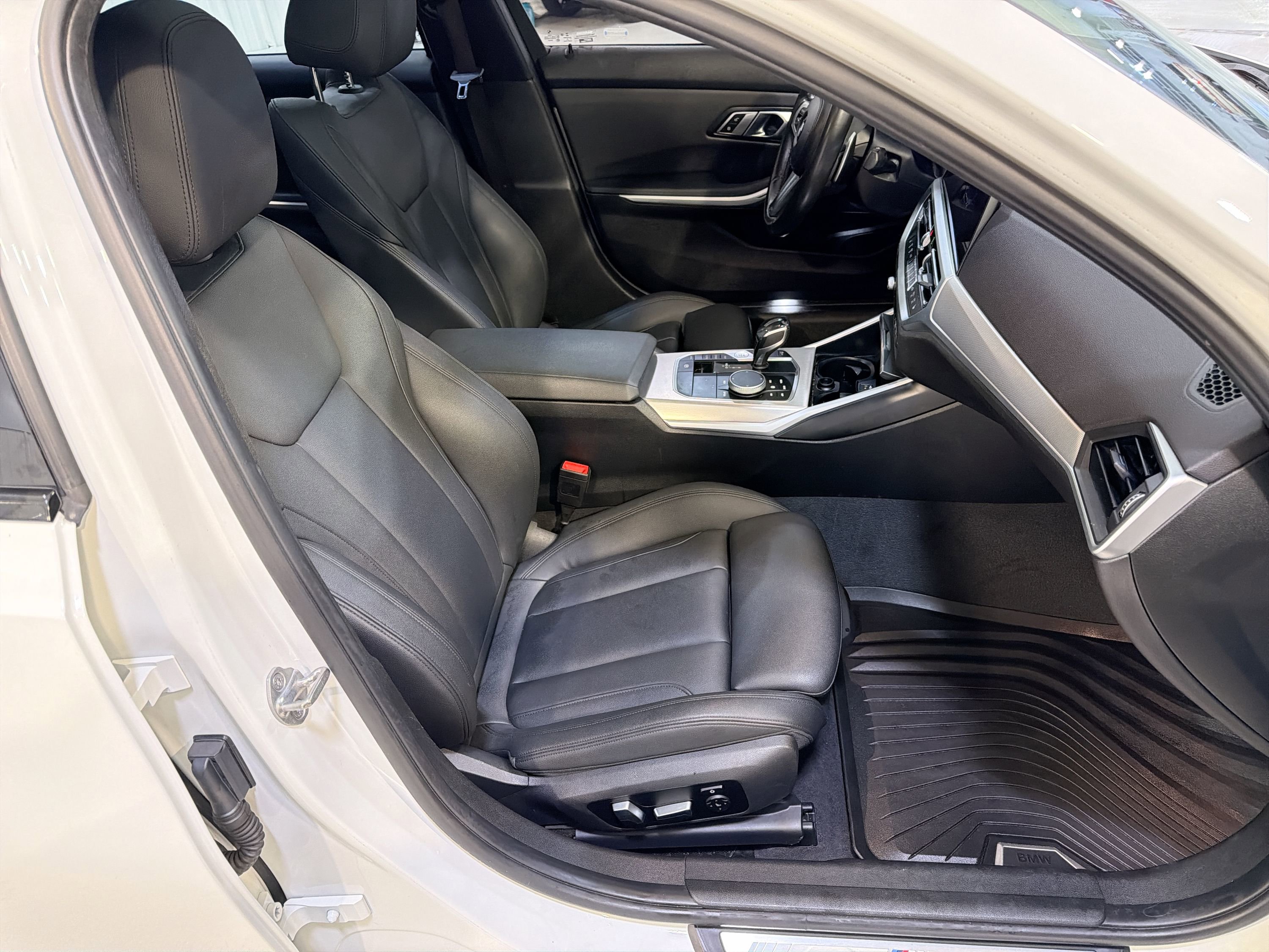 Used 2020 BMW 330i Sedan w/ M Sport Package RWD image 28