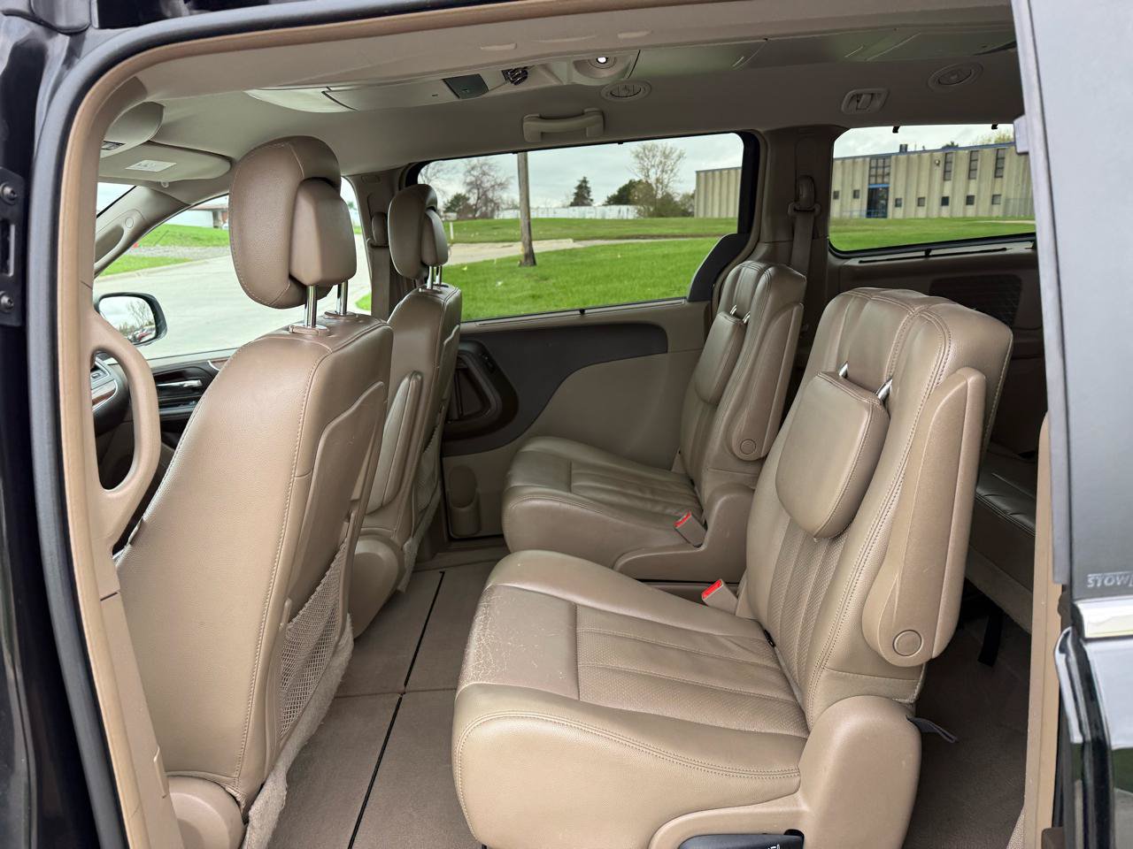 Used 2011 Chrysler Town & Country Touring-L w/ Entertainment Group #2 FWD image 15