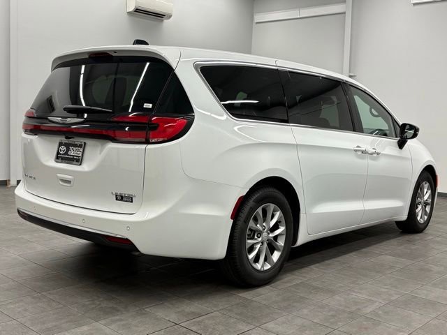 Used 2026 Chrysler Pacifica Limited FWD image 2