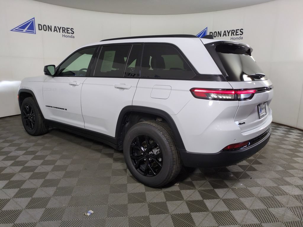 Used 2025 Jeep Grand Cherokee Altitude w/ Trailer Tow Package AWD/4WD image 3