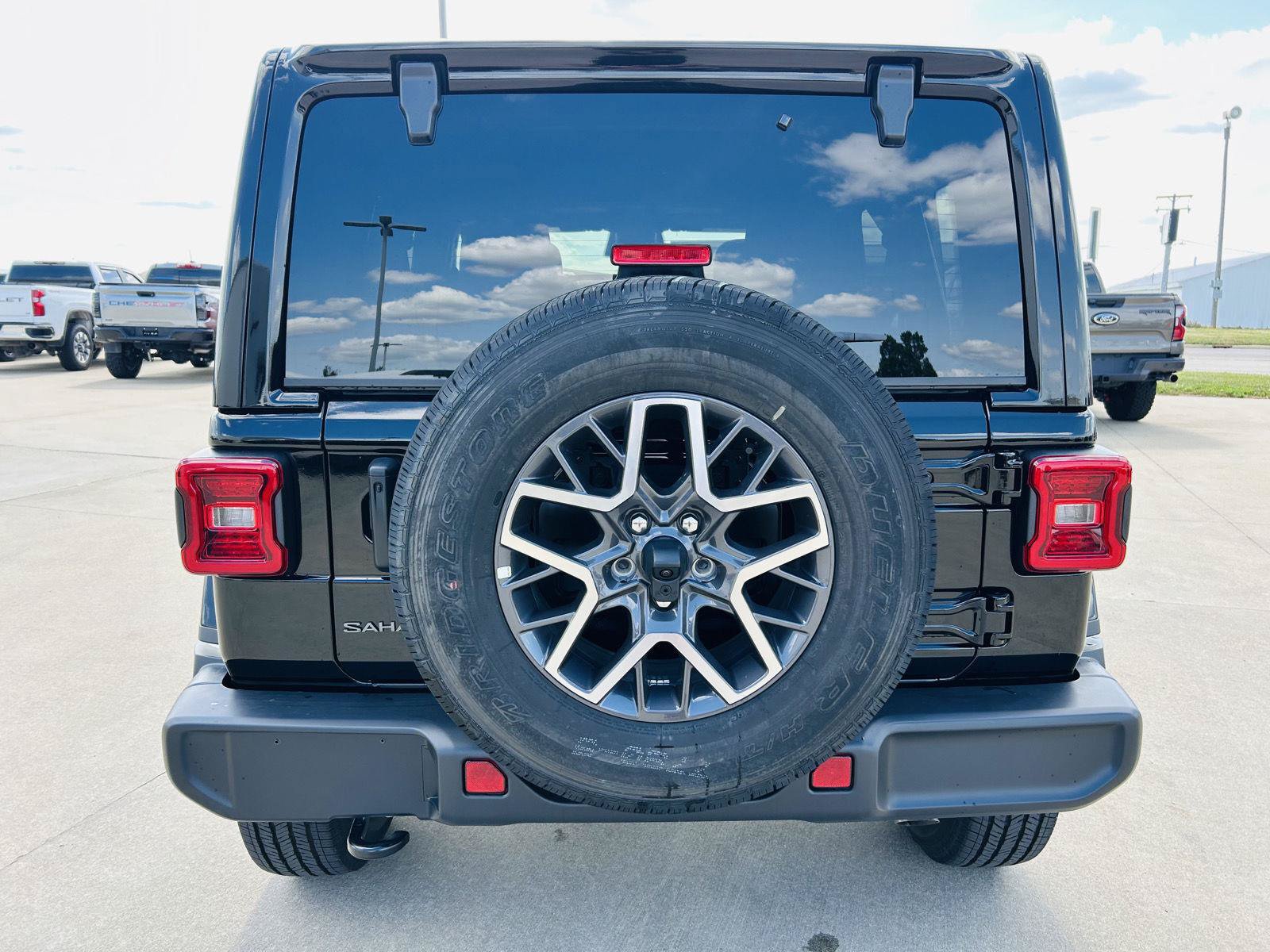 New 2026 Jeep Wrangler Unlimited Sahara w/ Technology Group AWD/4WD image 36