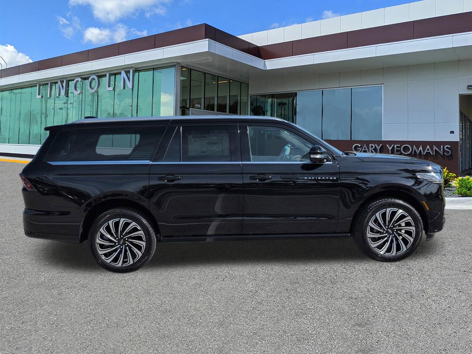 New 2026 Lincoln Navigator L Black Label AWD/4WD image 3