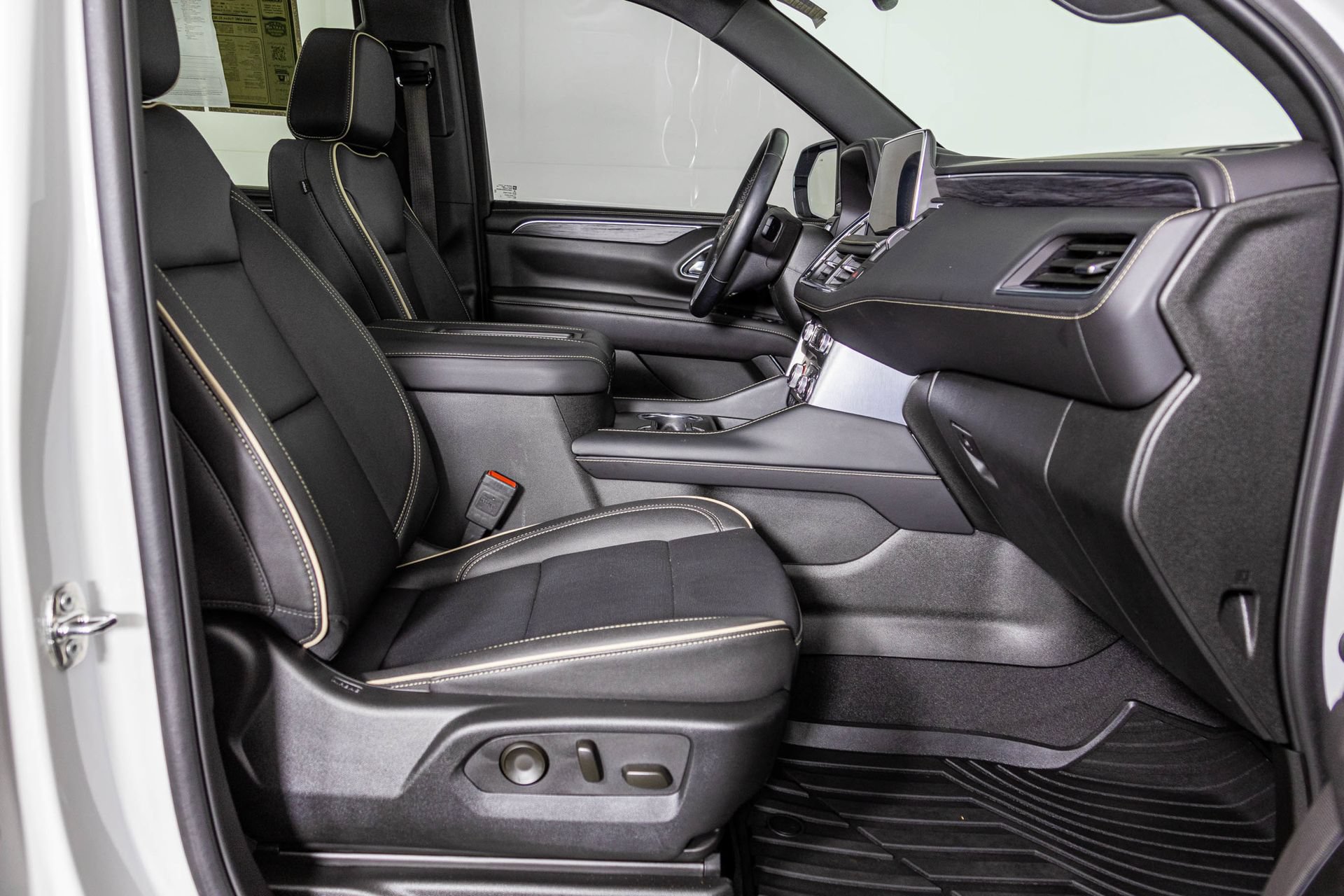 Used 2024 GMC Yukon XL SLT w/ SLT Luxury Package AWD/4WD image 52