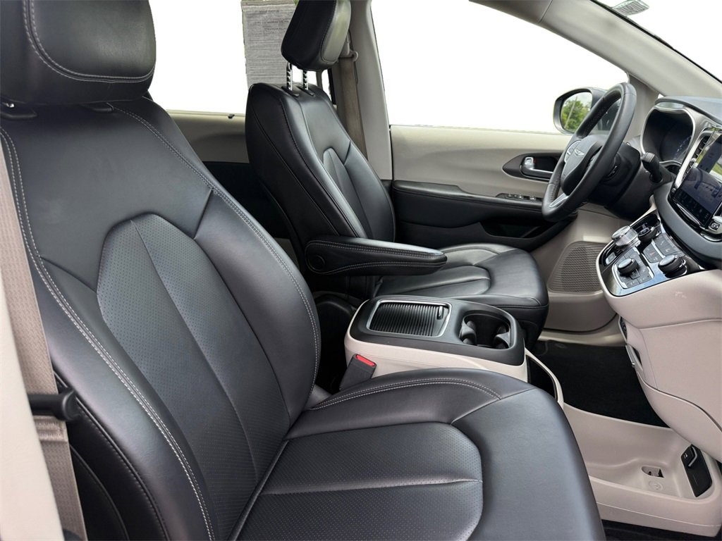 Certified 2023 Chrysler Pacifica Touring-L image 14