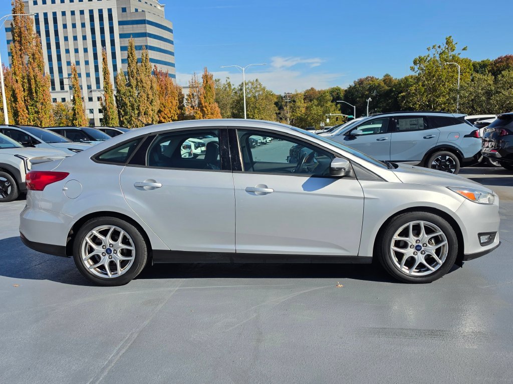 Used 2015 Ford Focus SE w/ Equipment Group 201A FWD image 2