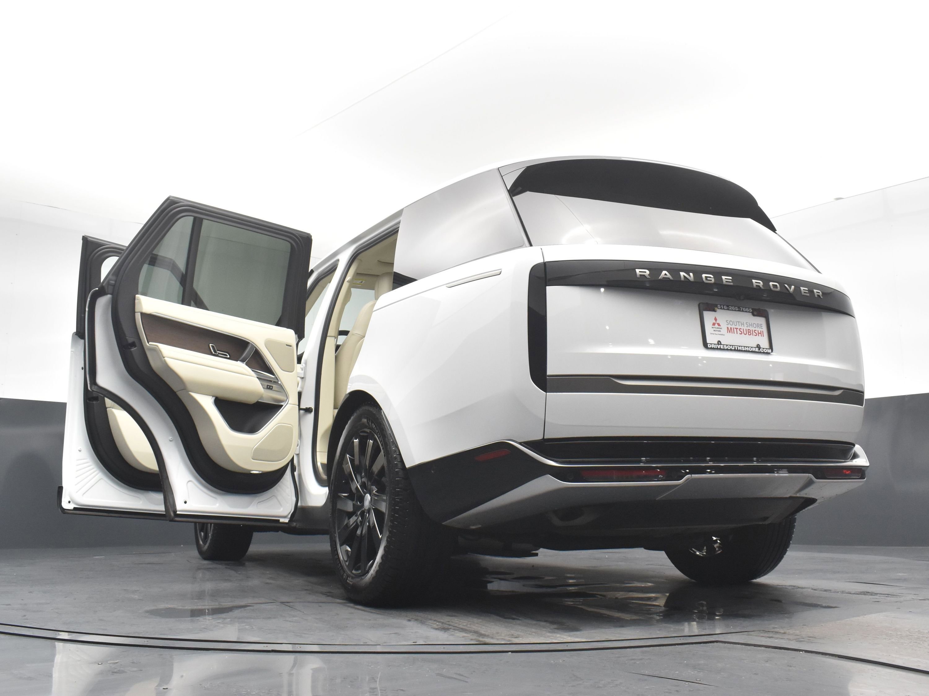 Used 2024 Land Rover Range Rover SE AWD/4WD image 29