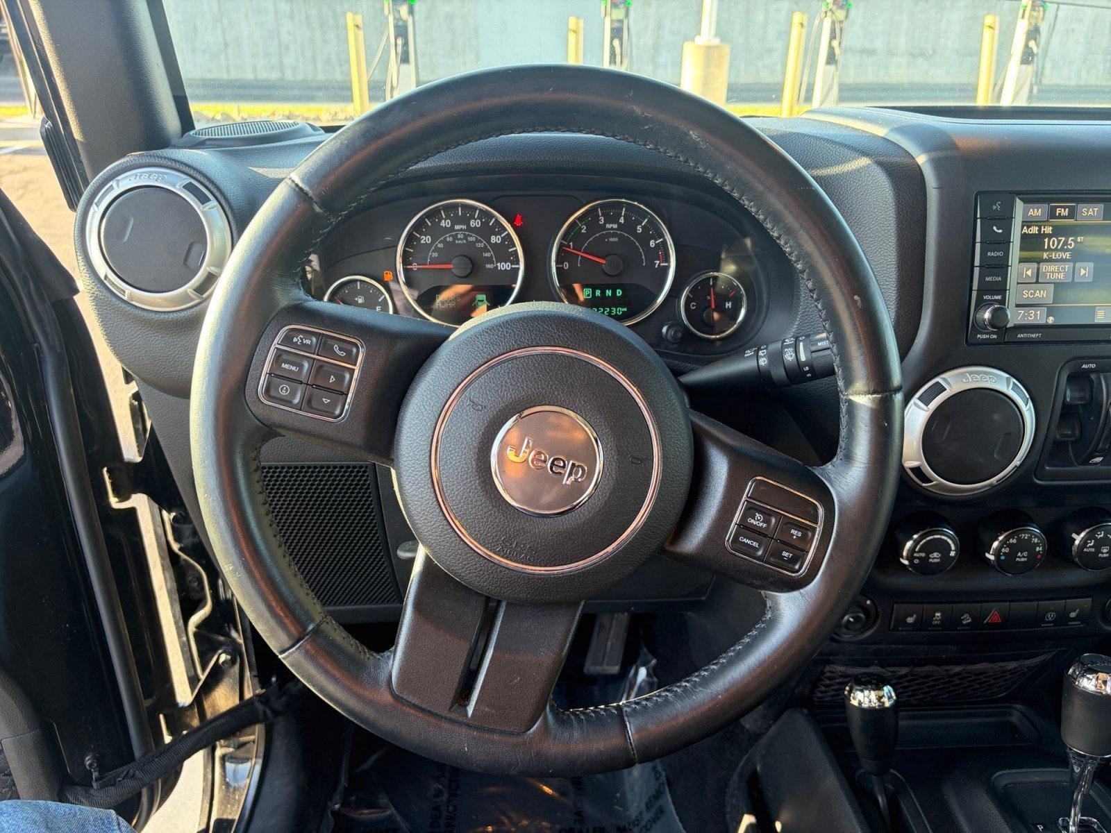 Used 2016 Jeep Wrangler Unlimited Sahara w/ Connectivity Group AWD/4WD image 9