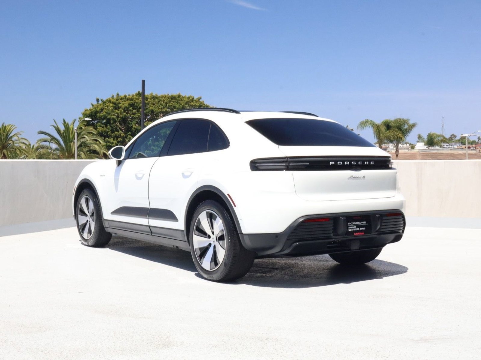 Certified 2025 Porsche Macan 4 Electric AWD/4WD video 3