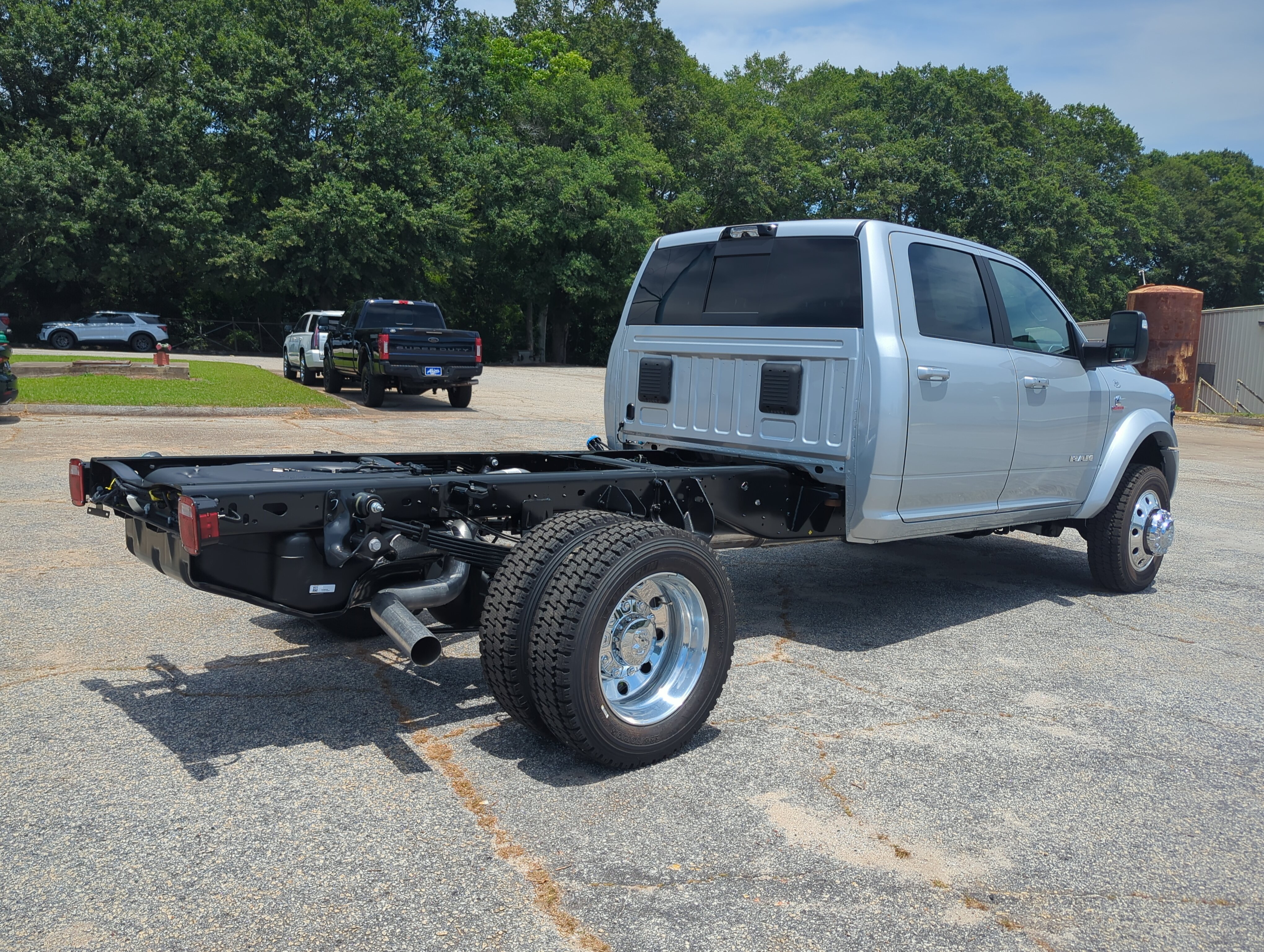 New 2026 RAM 4500 4x4 Crew Cab DRW w/ Laramie Trim Package image 3
