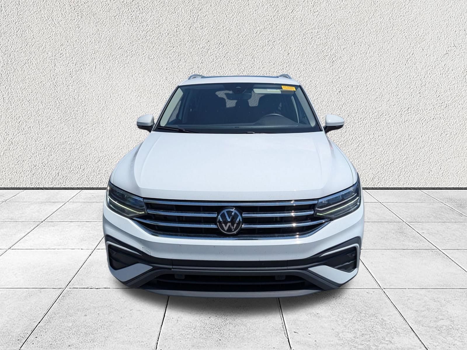 Used 2024 Volkswagen Tiguan SE w/ Panoramic Sunroof Package FWD image 8