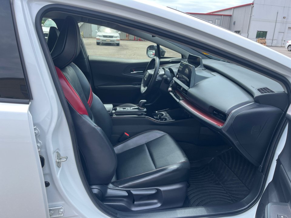 Used 2025 Toyota Prius Plug-In Hybrid FWD image 30