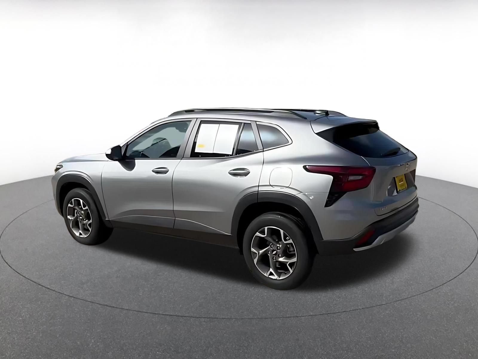 Used 2025 Chevrolet Trax LT w/ LT Convenience Package FWD image 9