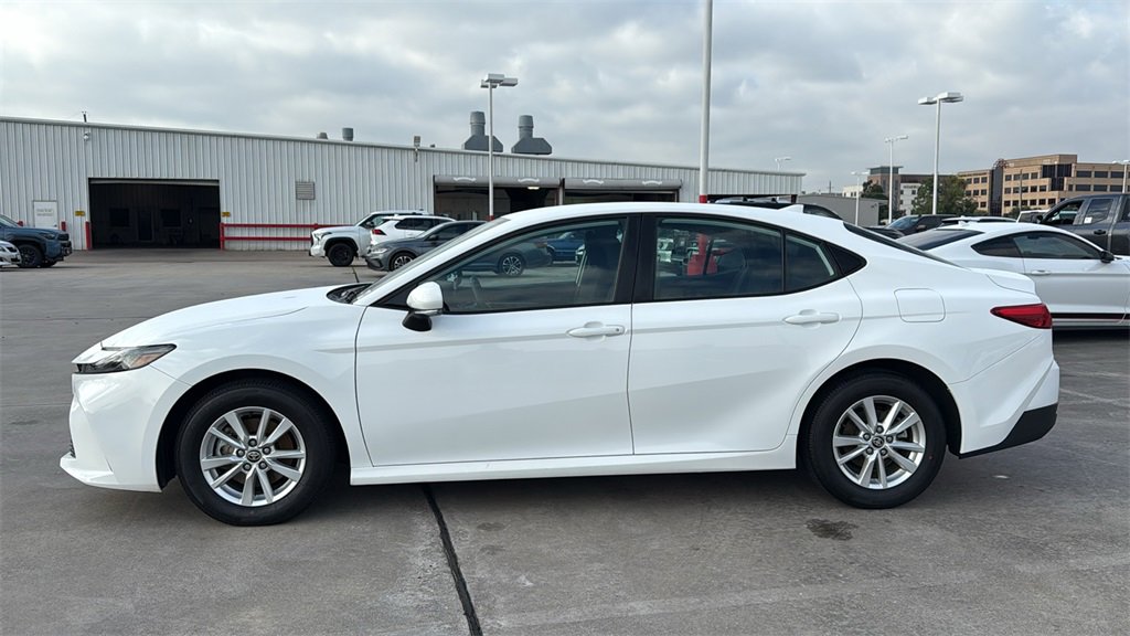 Used 2025 Toyota Camry LE image 4