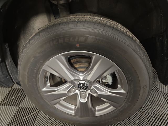 Used 2025 Toyota RAV4 XLE AWD/4WD image 11