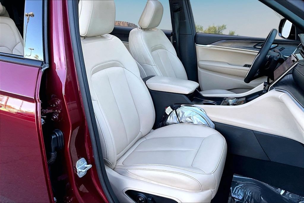 Used 2025 Jeep Grand Cherokee L Limited RWD image 7