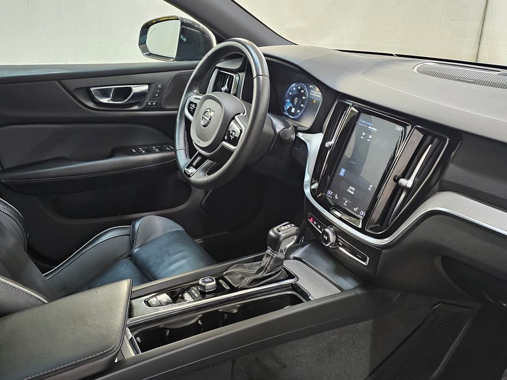 Used 2019 Volvo S60 T5 R-Design image 10