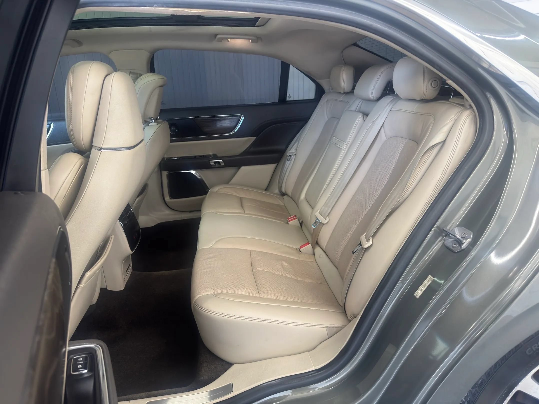 Used 2017 Lincoln Continental Select w/ Technology Package FWD image 12