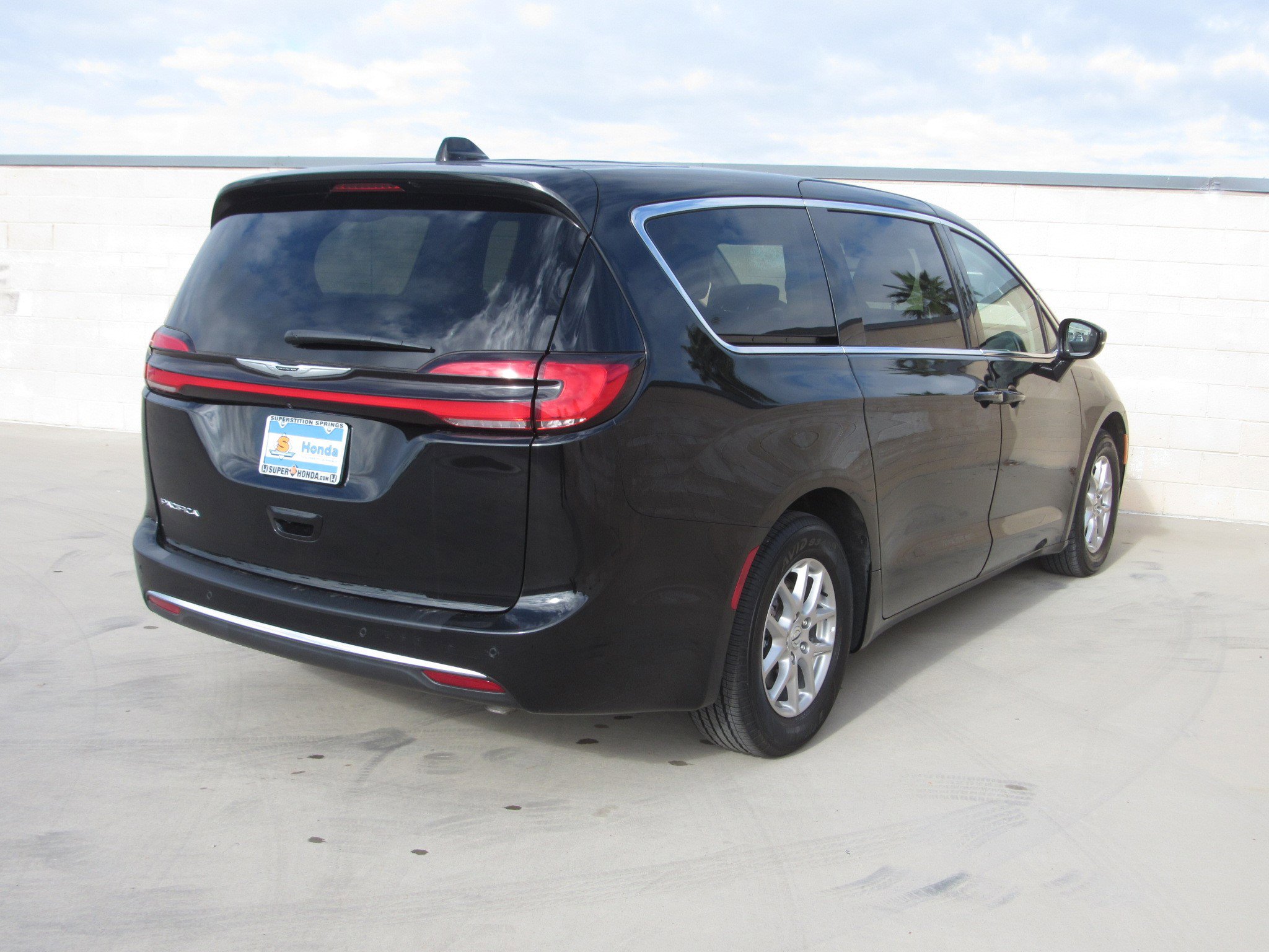 Used 2024 Chrysler Pacifica Touring-L image 5