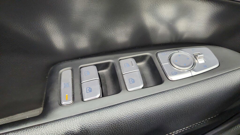 Used 2023 Genesis G70 2.0T AWD/4WD image 32
