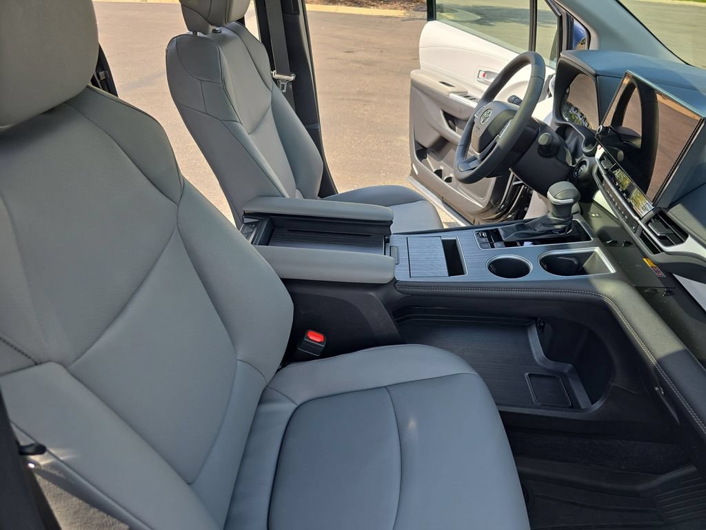Used 2025 Toyota Sienna XLE AWD/4WD image 14