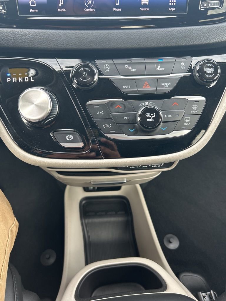 Used 2023 Chrysler Pacifica Touring-L image 41