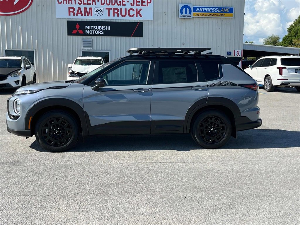 New 2025 Mitsubishi Outlander SE image 2