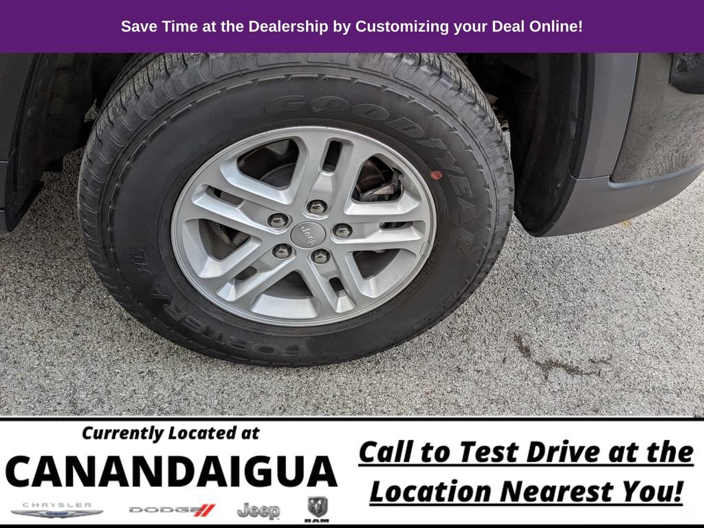 Used 2023 Jeep Grand Cherokee Laredo AWD/4WD image 34