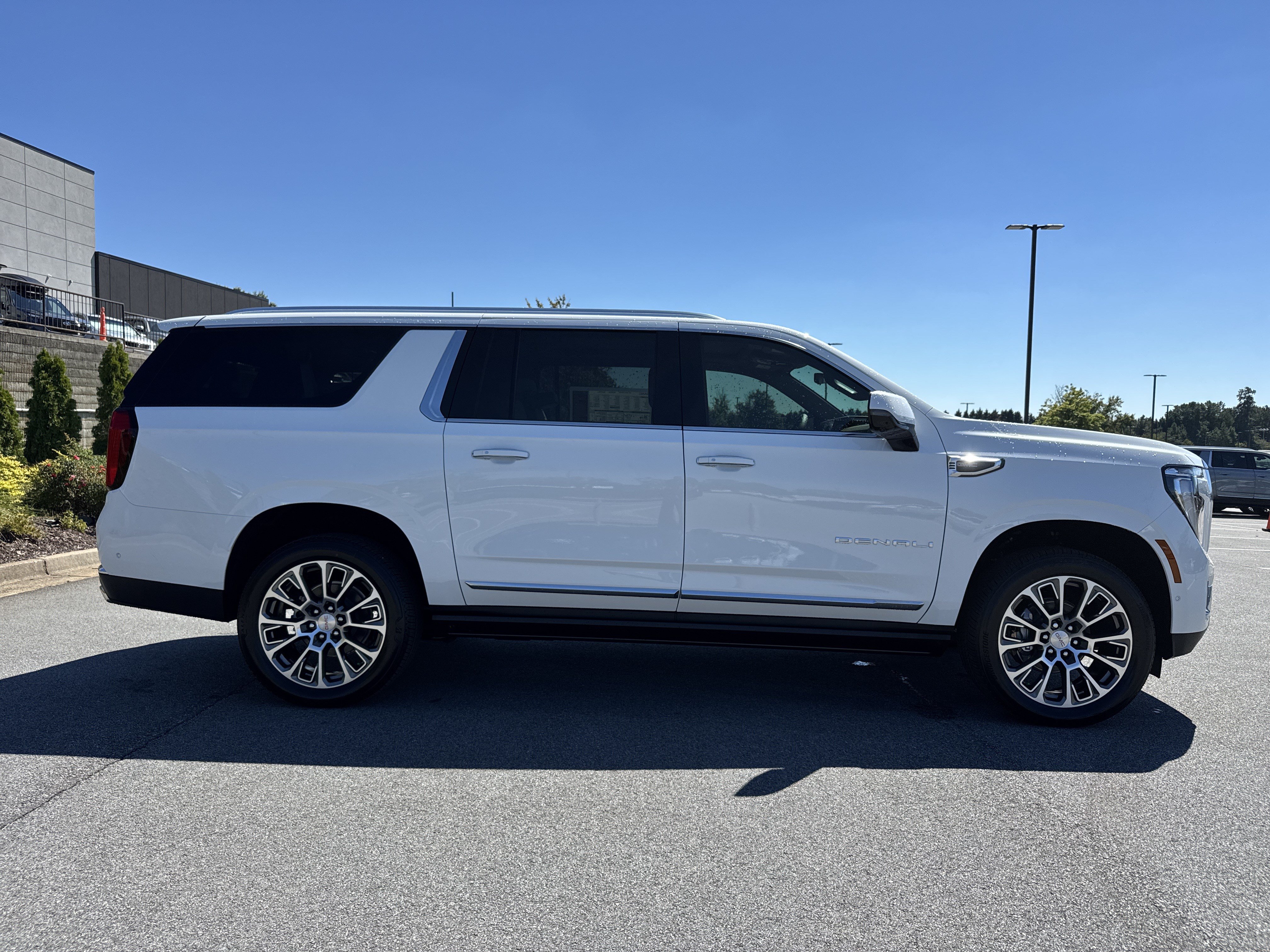 New 2026 GMC Yukon XL Denali w/ Denali Reserve Package AWD/4WD image 11
