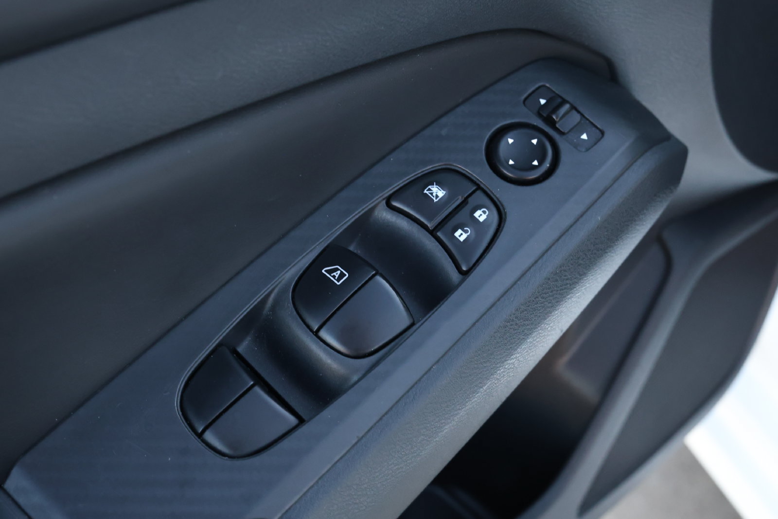 Used 2025 Nissan Altima 2.5 SV FWD image 25